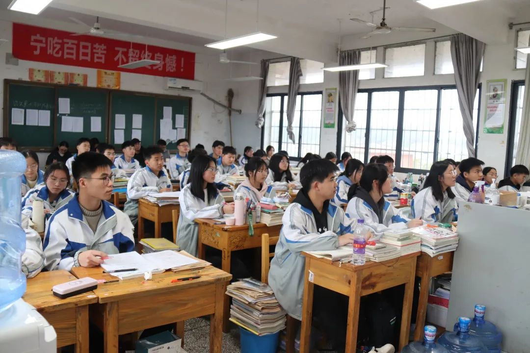 浏阳市教科所领导专家到浏阳八中进行教学调研