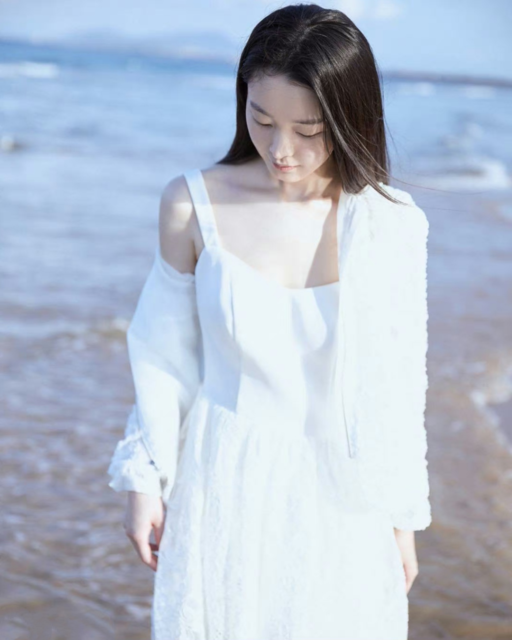 宋轶# 一袭白色吊带裙,宛如在海边踏浪的小仙女,雪肤玉貌,曼妙身姿