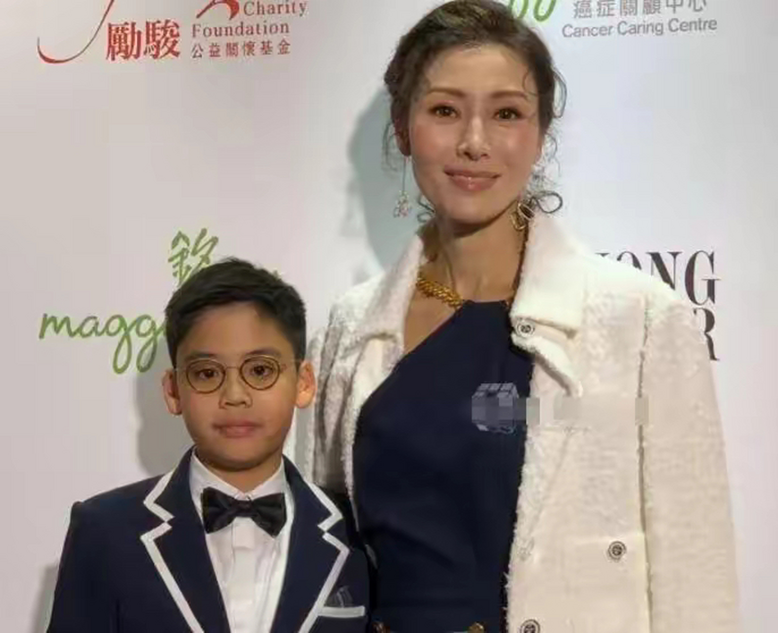 近日,网上流传着一张李嘉欣儿子的近照,12岁的许建彤长成东南亚风,塌