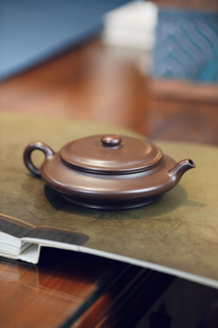 胚体圆润细腻,做工精良有致,为功夫茶经典之器 #紫砂壶# #收藏# #茶