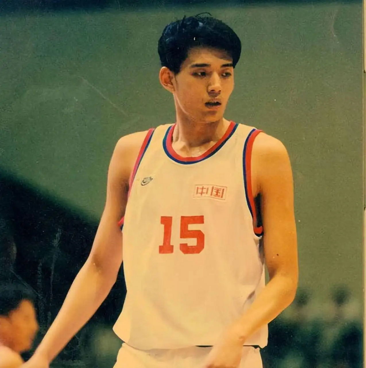 我很早就看巩晓彬打球了,那时的他初出茅庐,身上有一种洒脱不羁的气质