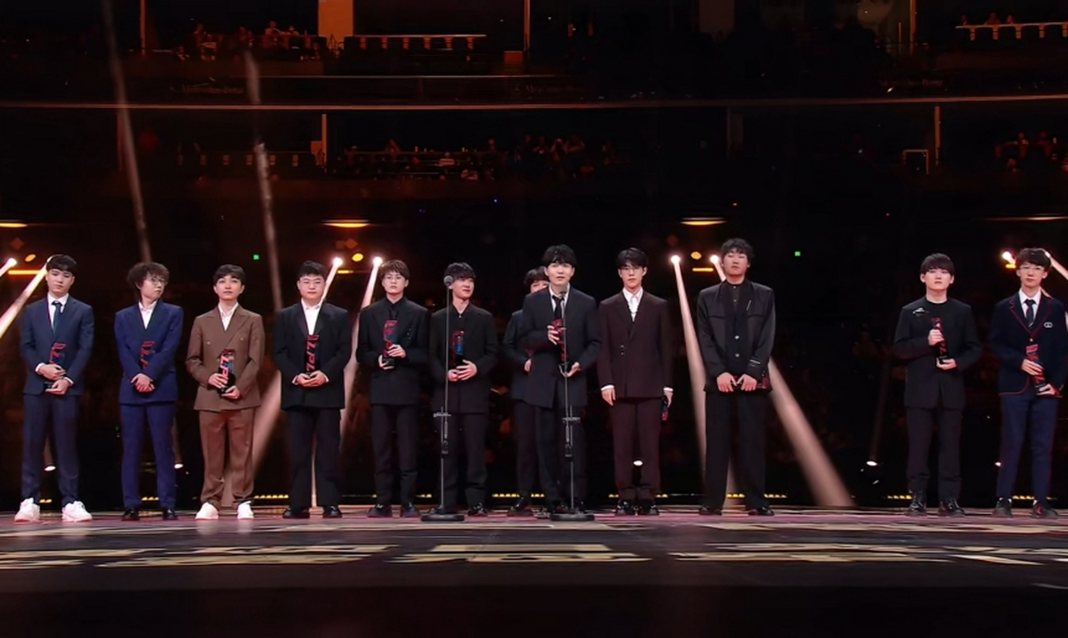 老ig仁川五人再次同台领奖,这个画面见一次少一次了[泪][泪] #仁川