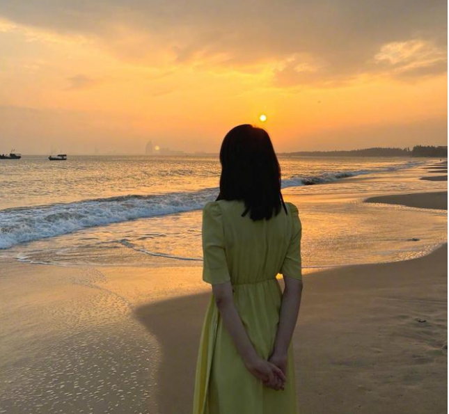 43岁的高圆圆在三亚海边晒出照片,还在沙滩写出新剧名