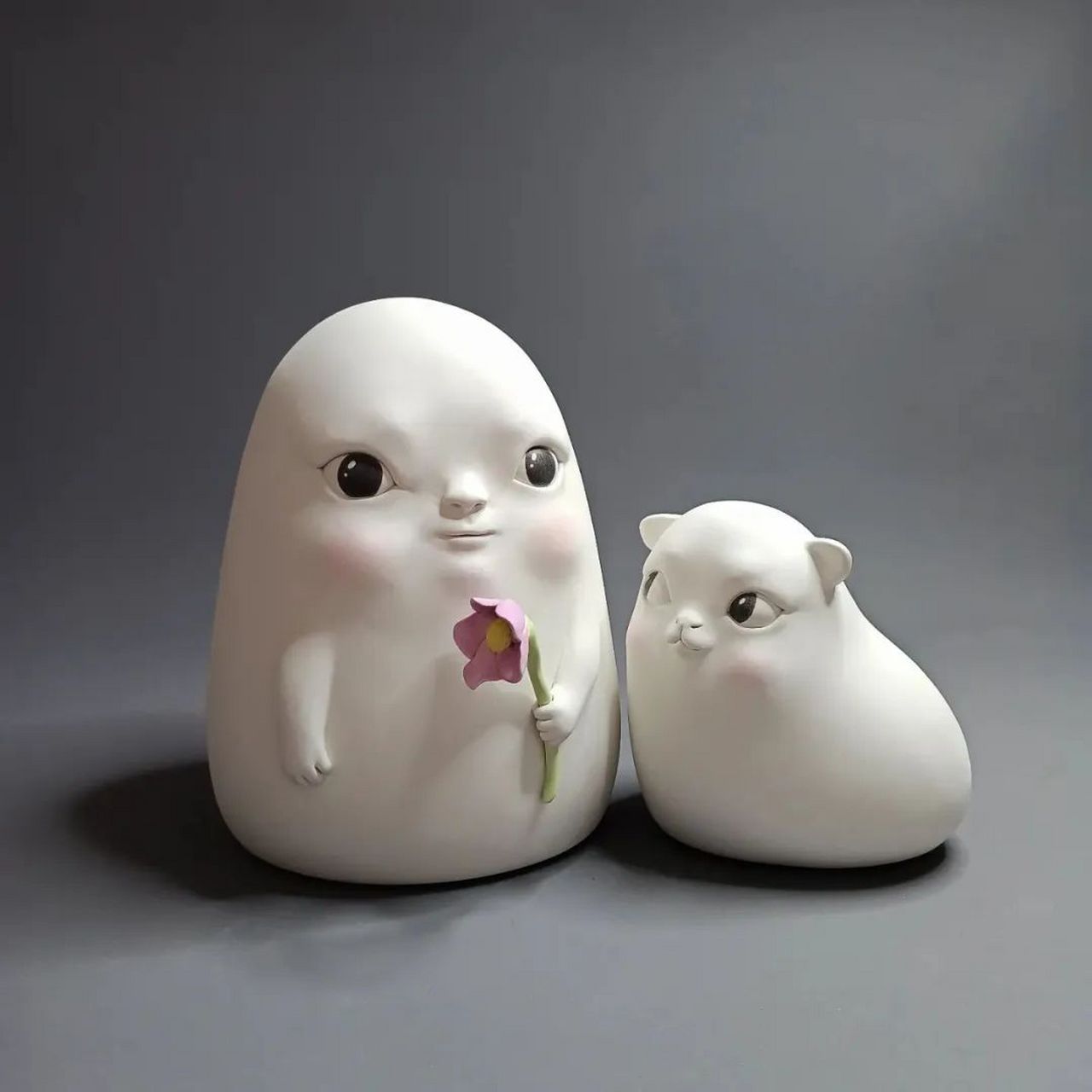 就将小孩子可爱的表情,同自己创作的雕塑作品结合到一起,创作出让人