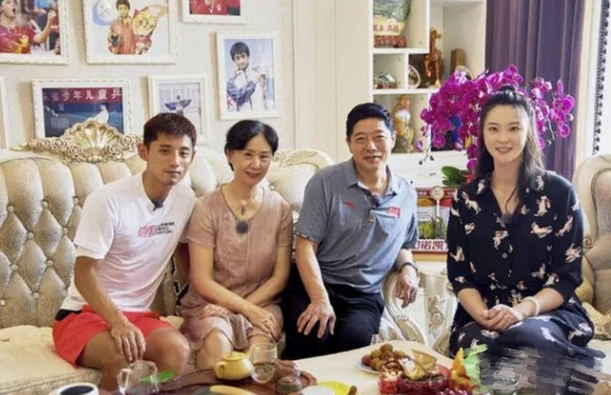 有一次,张继科icon带惠若琪回家吃饭,张妈妈开门看到惠若琪瞬间就笑容