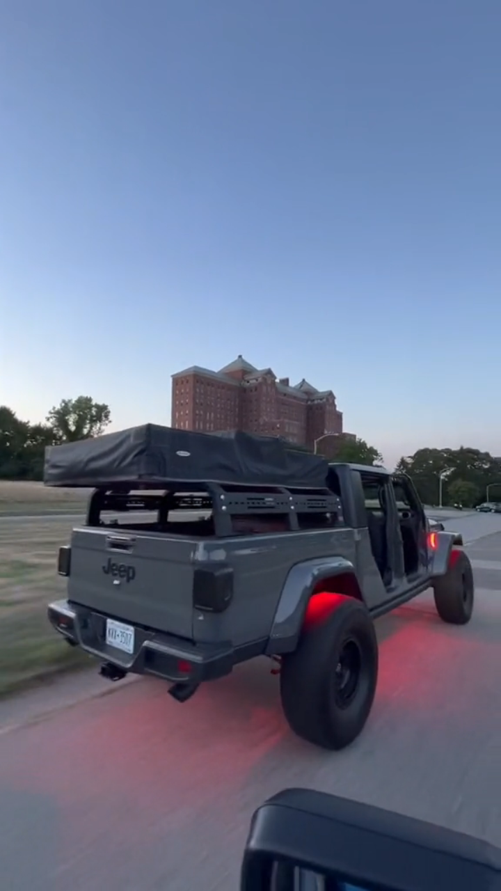 皮卡车改装案例jeep角斗士加龙门架车顶帐篷-度小视