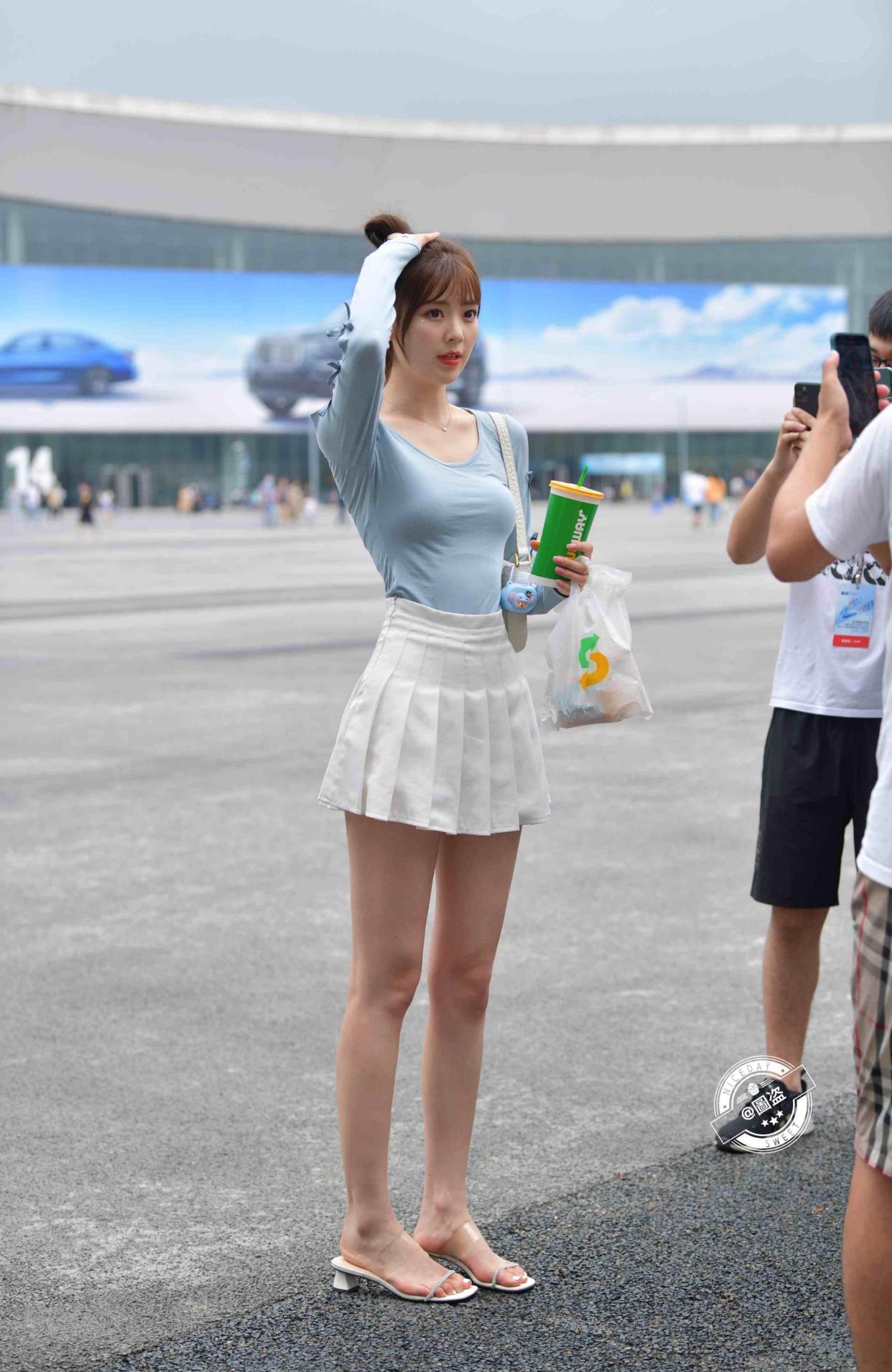 华丽典雅的包臀裙穿搭帅气有魅力,展现迷人体态,灵活多变