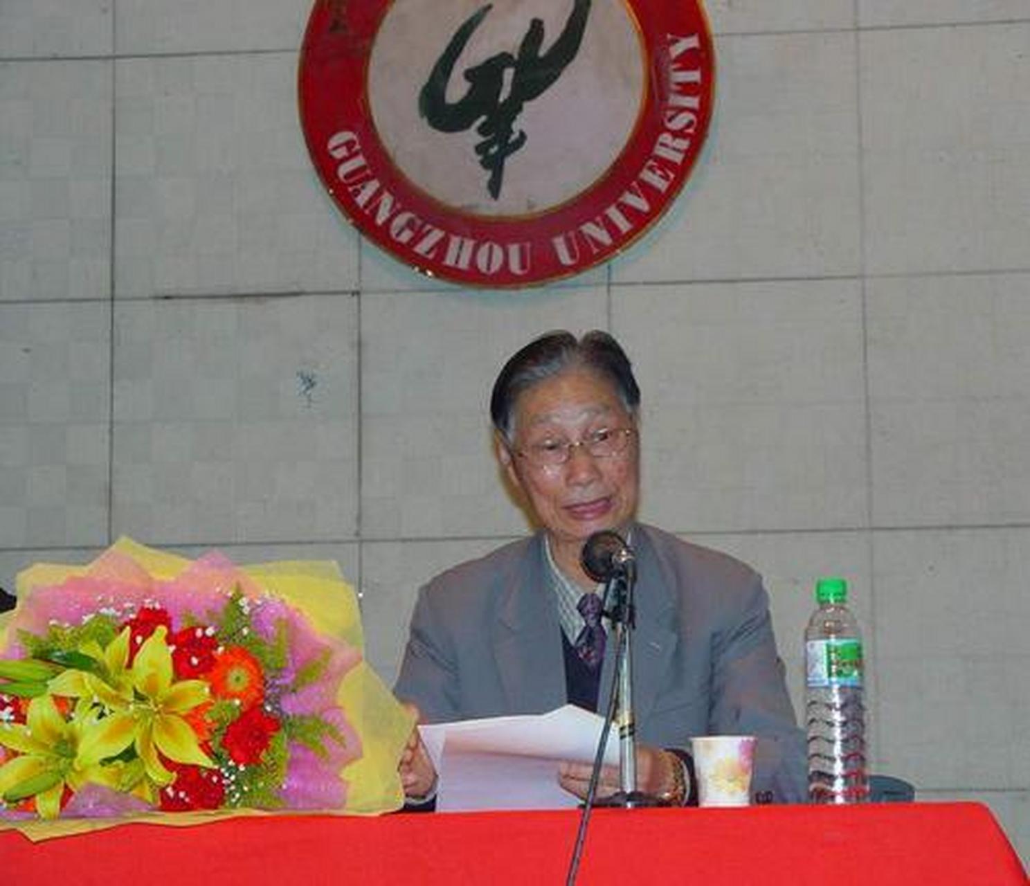 王梓坤是当代著名数学家和教育学家,上个世纪50年代曾留学苏联,学成后