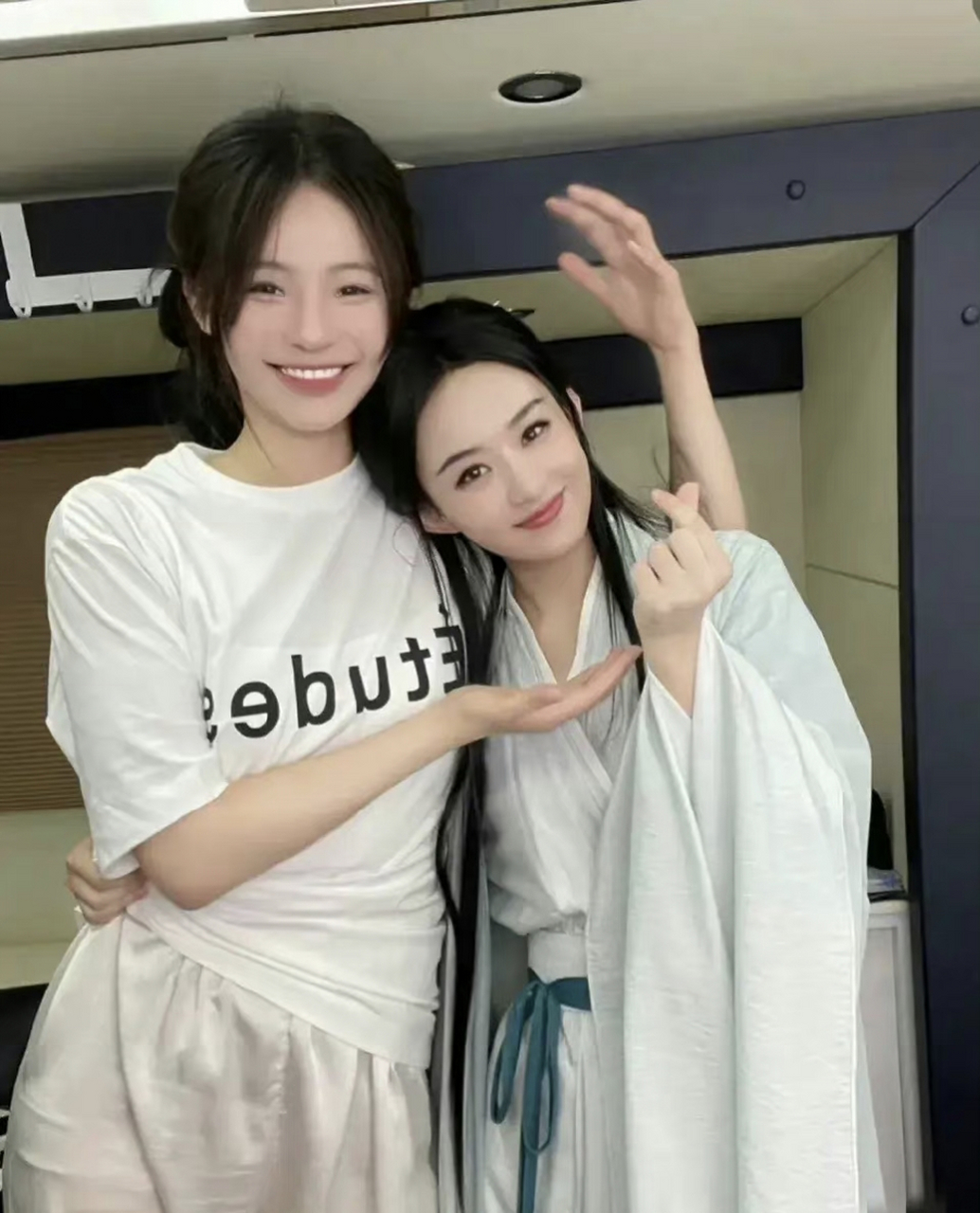 沈梦辰是换脸了吗?和赵丽颖合影看起来大变样了?