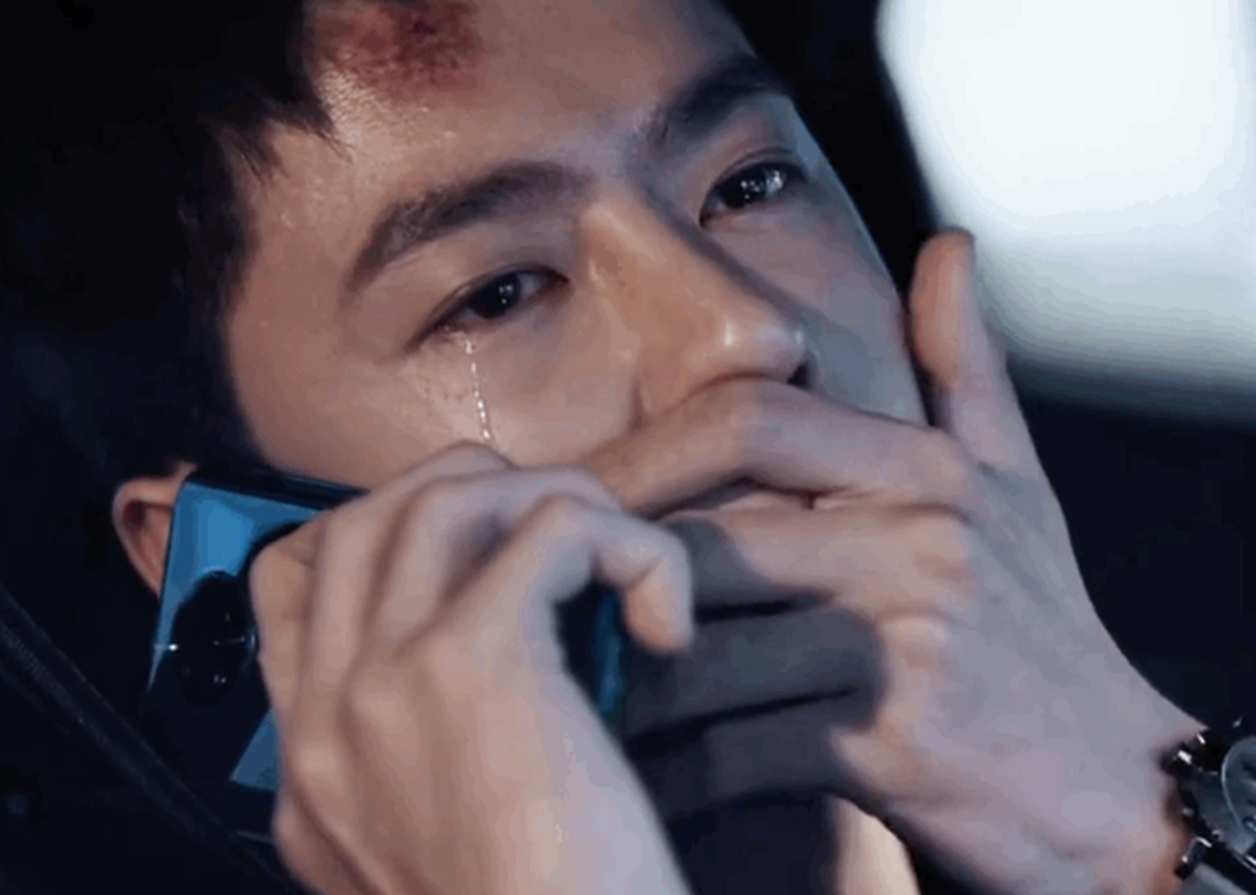 王一博 讲很心酸 哭红了眼  电影《热烈》中,王一博体会到了打工人的