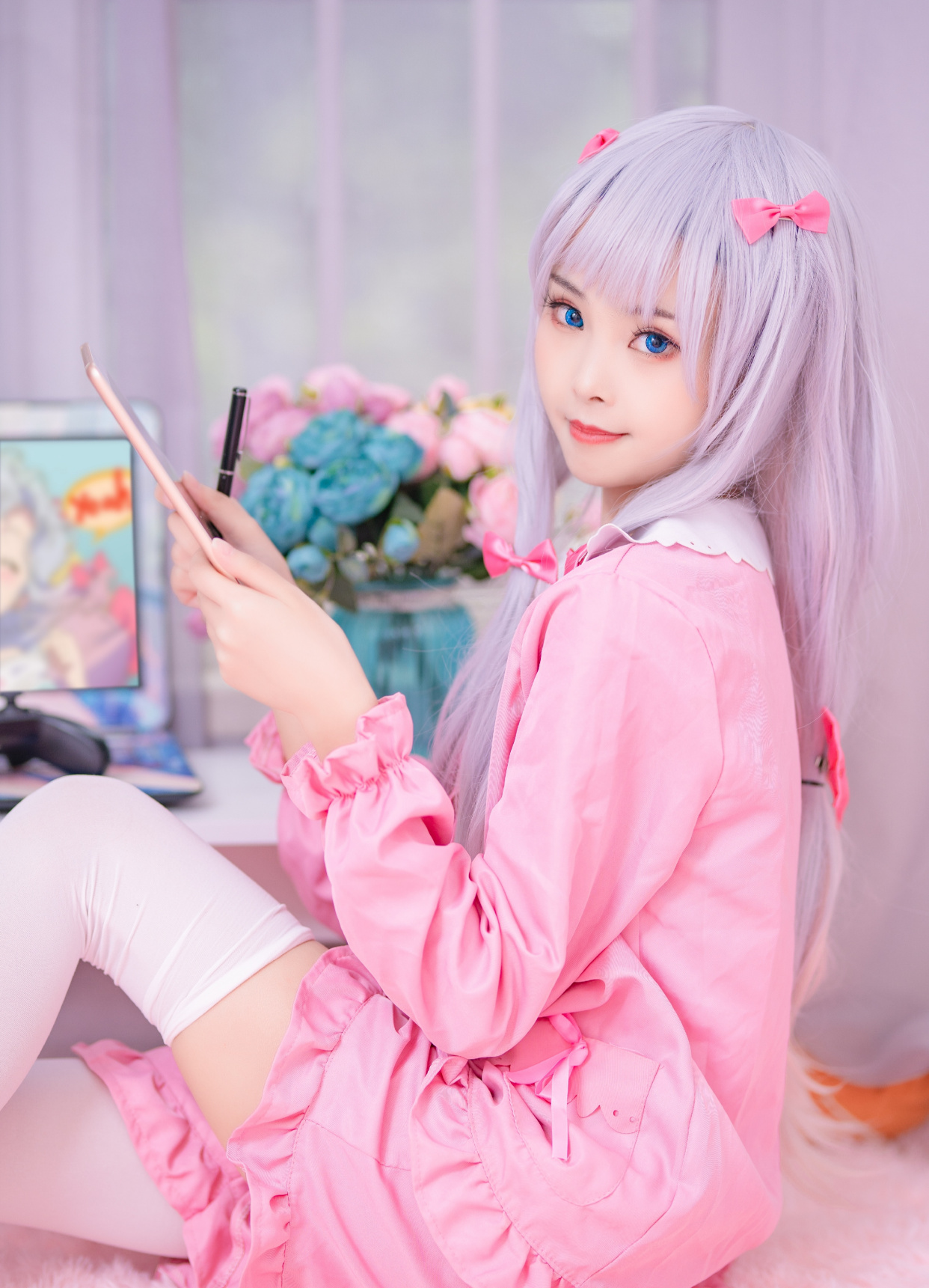 穿粉红色睡衣配"白丝"的和泉纱雾,每天不上学,喜欢宅家里画画