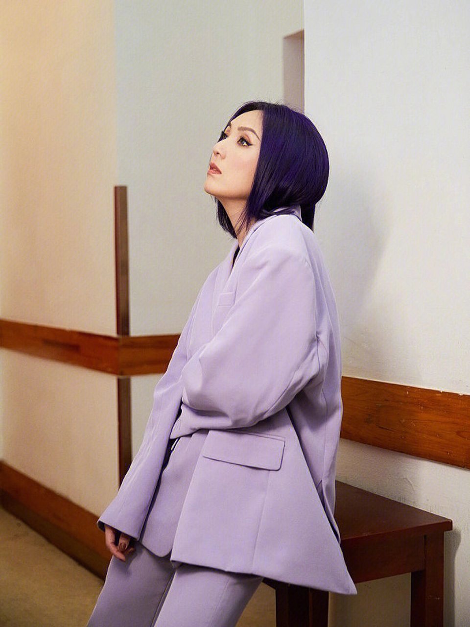 杨千嬅果然是紫色的忠实粉丝呀,一身香芋紫的西服套装干练利落又温柔