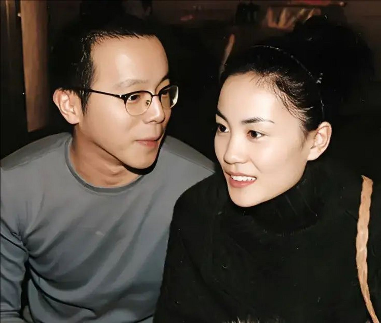 五段情史两婚两离的王菲,玩得远比你想的疯狂  王菲在刚出道时结识了