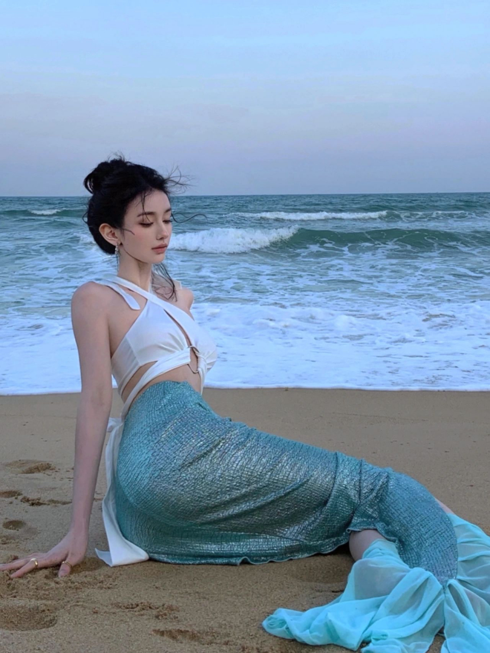 博主arion海边度假美人鱼穿搭|夕阳余晖,一条美人鱼刚被海水冲上岸!