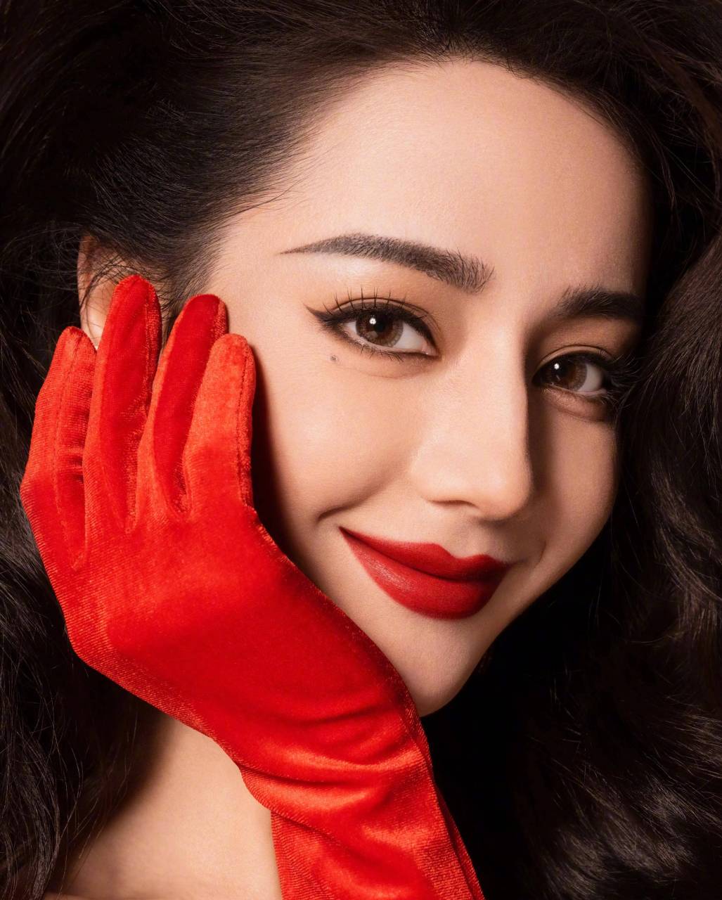 提到迪丽热巴,很多人会想到那个高鼻梁,小嘴巴,大眼睛的新疆姑娘!