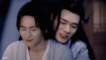 张哲瀚龚俊高甜撒糖,演唱会上互相搂腰,深情对视令观众席尖叫