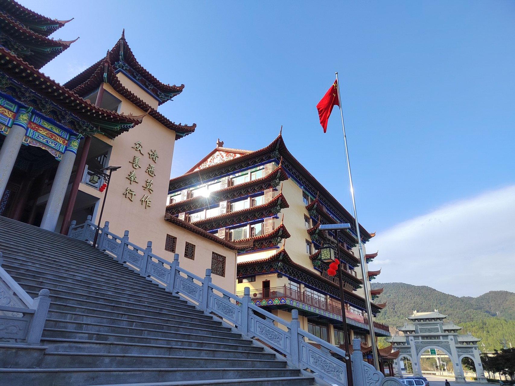 天星寺,依山而建,规模恢宏,经常举办禅修班.