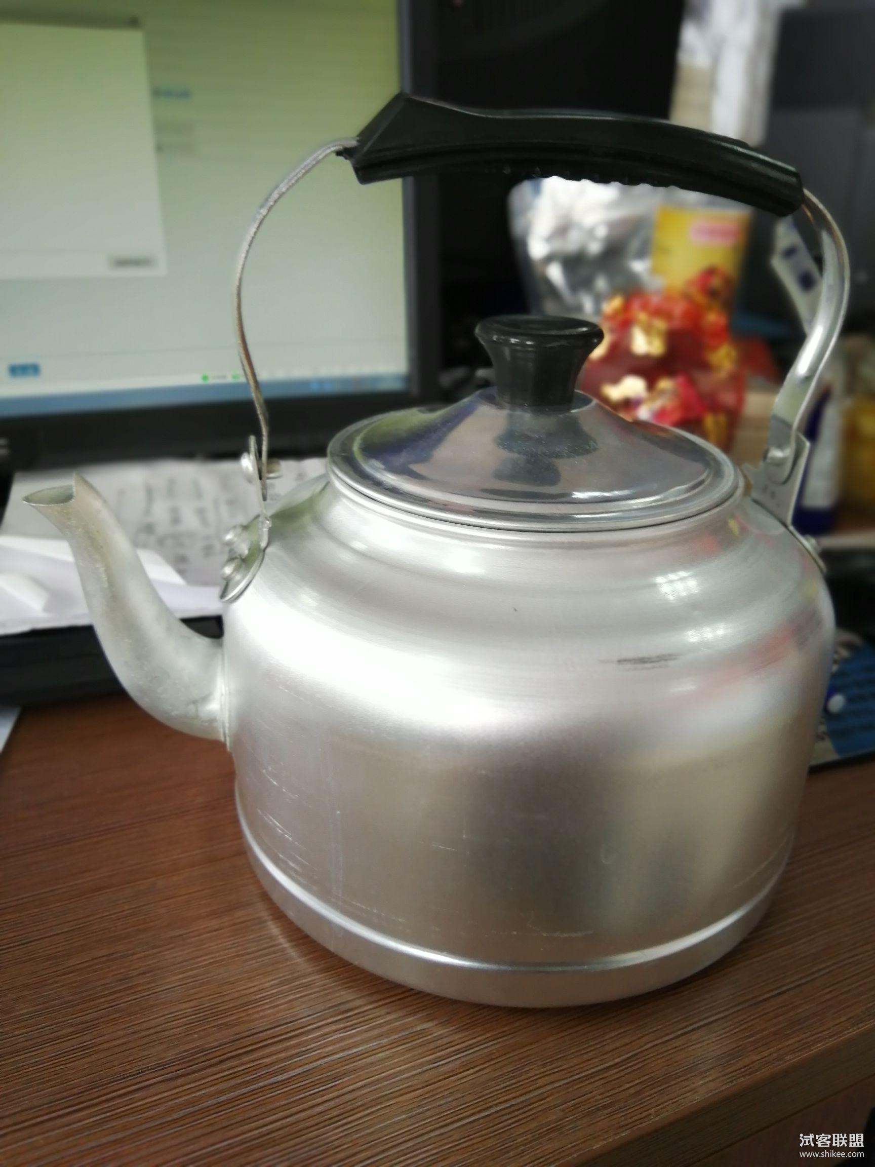 爸爸告诉我,水壶的嘴不停地冒出白烟,就说明水开了! 从