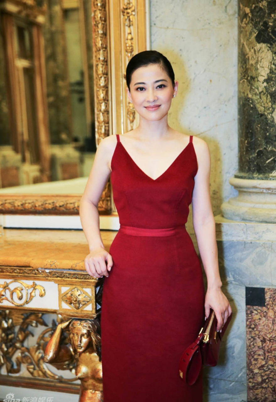 梅婷一袭红裙,优雅妩媚,明艳动人,高级感十足!