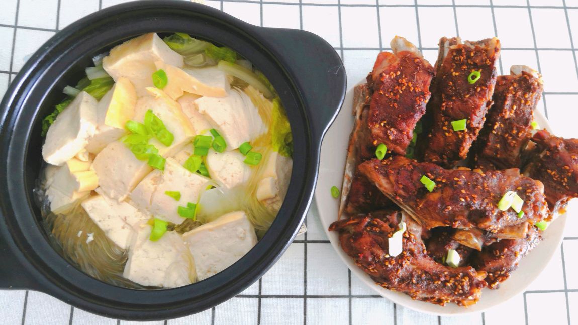 今日菜单:焦香酥脆的椒盐烤排骨搭配鲜香味美的高汤白菜豆腐煲