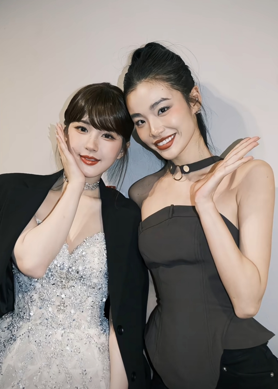 赵露思最新造型,像是八音盒里跑出来的公主 脸好洋气,圆润流畅没有一