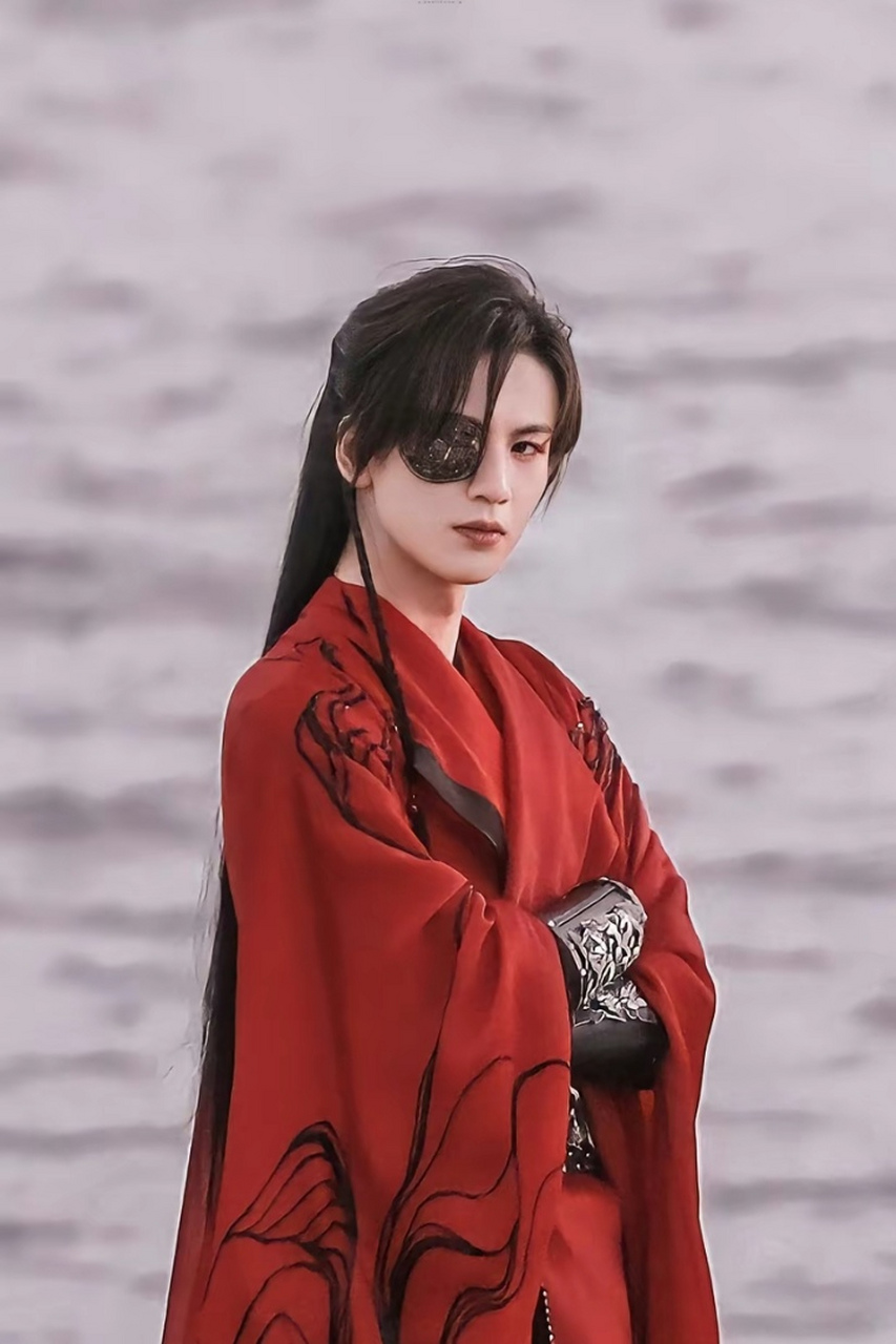 感觉《天官赐福》是张凌赫最好看的妆造没有之一,可惜殉了没有机会