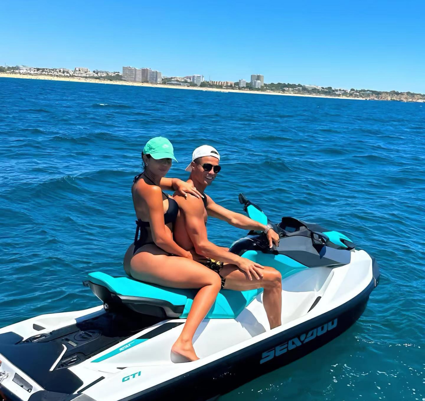 c罗老婆的腿比c罗都粗!