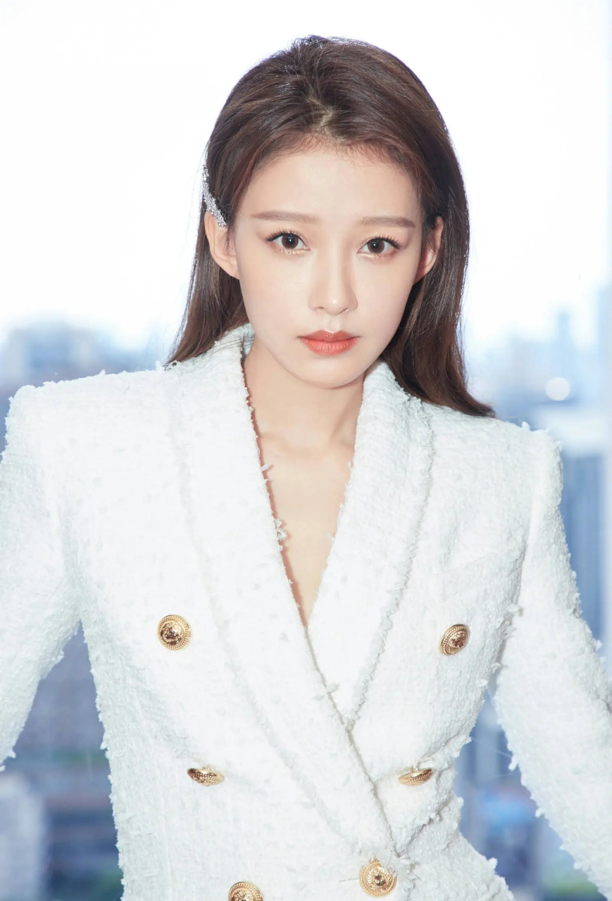 众所周知,孙怡与董子健离婚了,孩子是两人共同抚养.