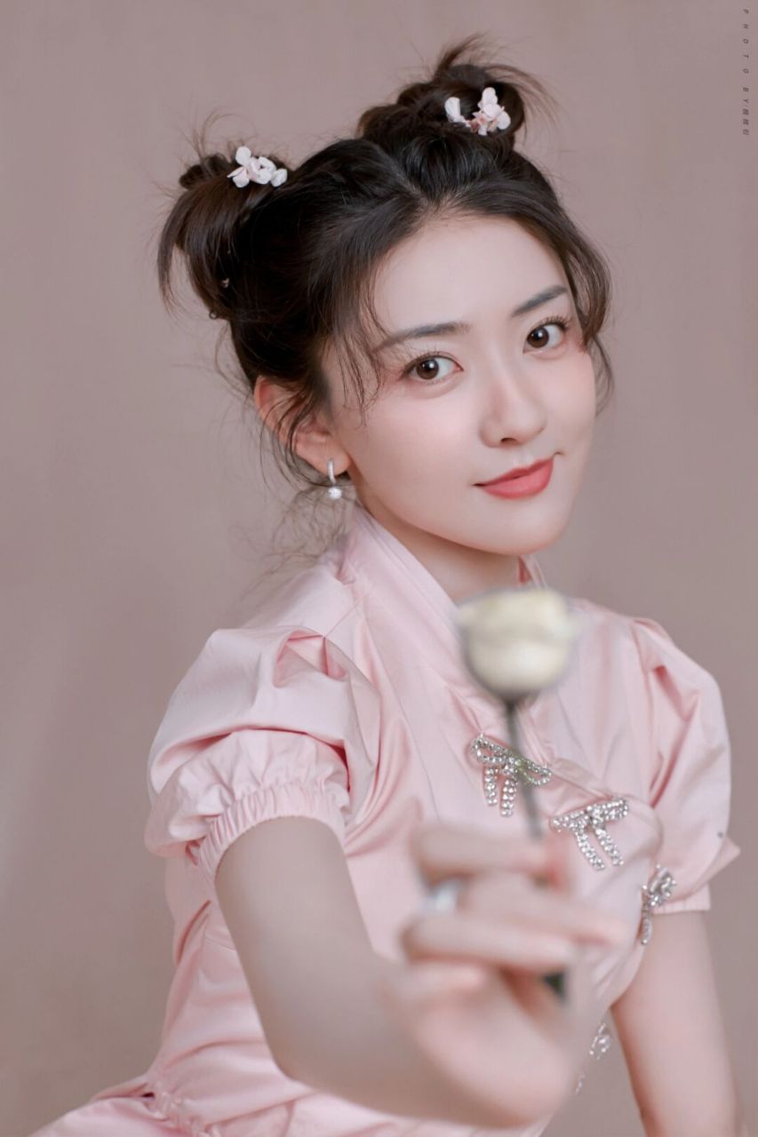 梁洁好久不见,穿粉色旗袍好养眼,真漂亮