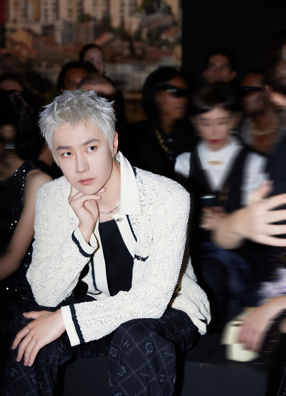 王一博白金狼尾街拍#   来自香奈儿品牌形象大使王一博的巴黎时字周