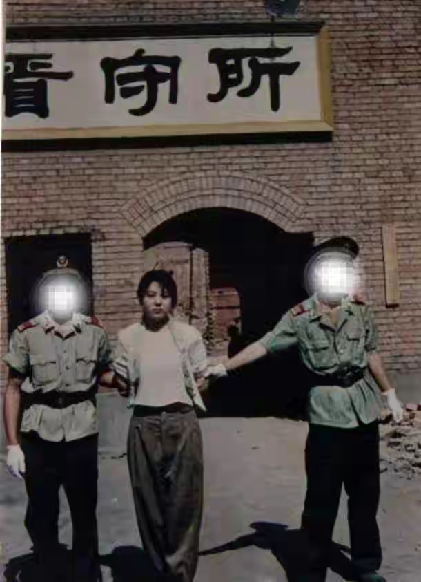 22岁女孩被判死刑,她脸上没有一丝恐惧,却在行刑前张大嘴巴