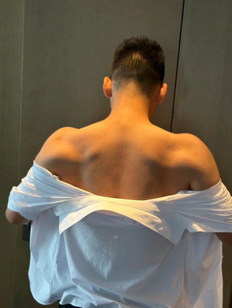 男人胸肌饱满穿衬衫就是好看,突显倒三角身材#时尚穿搭# #肌肉型男