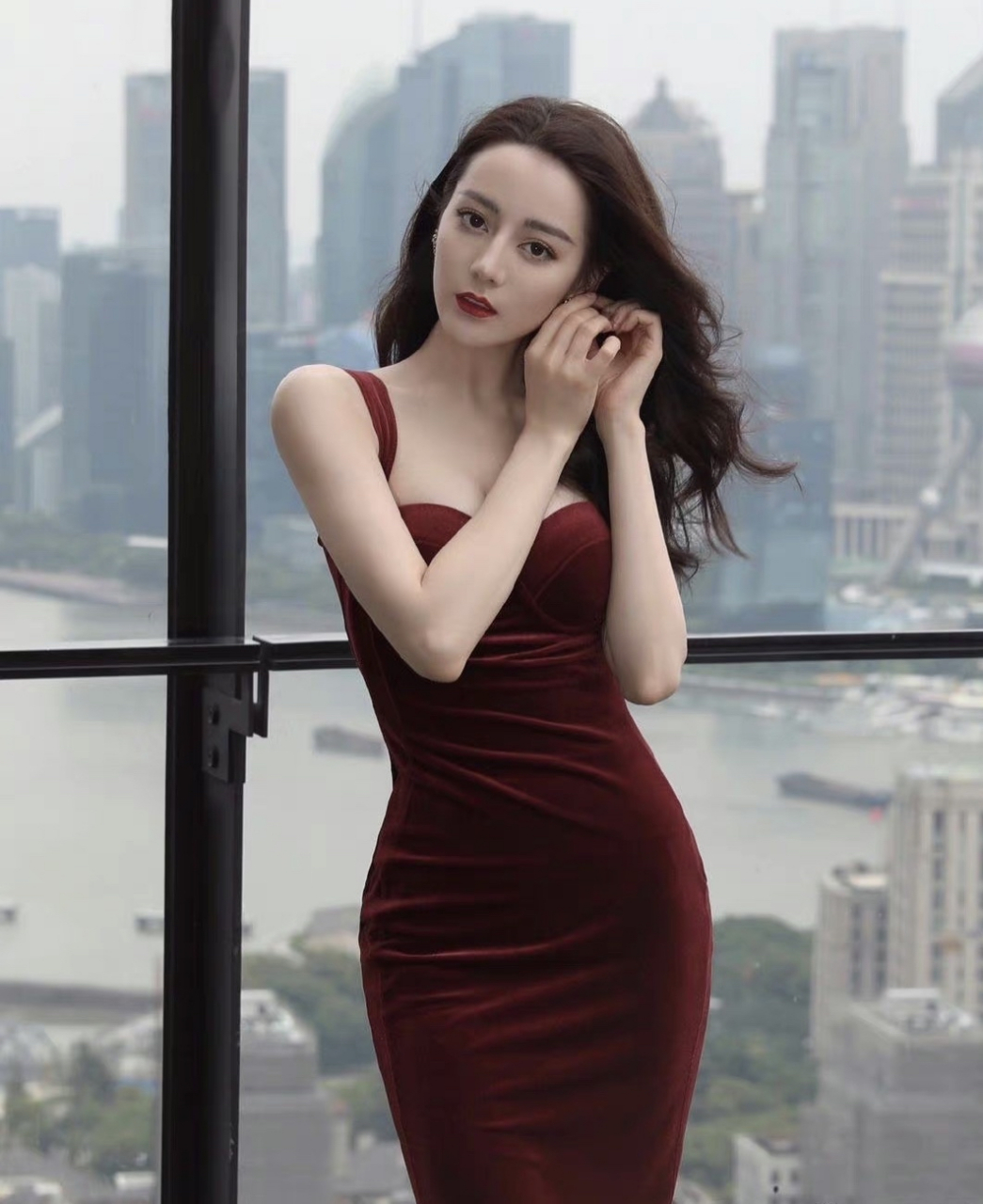 酒红色深v吊带丝绒裙雍容典雅,超显气质哦! #迪丽热巴