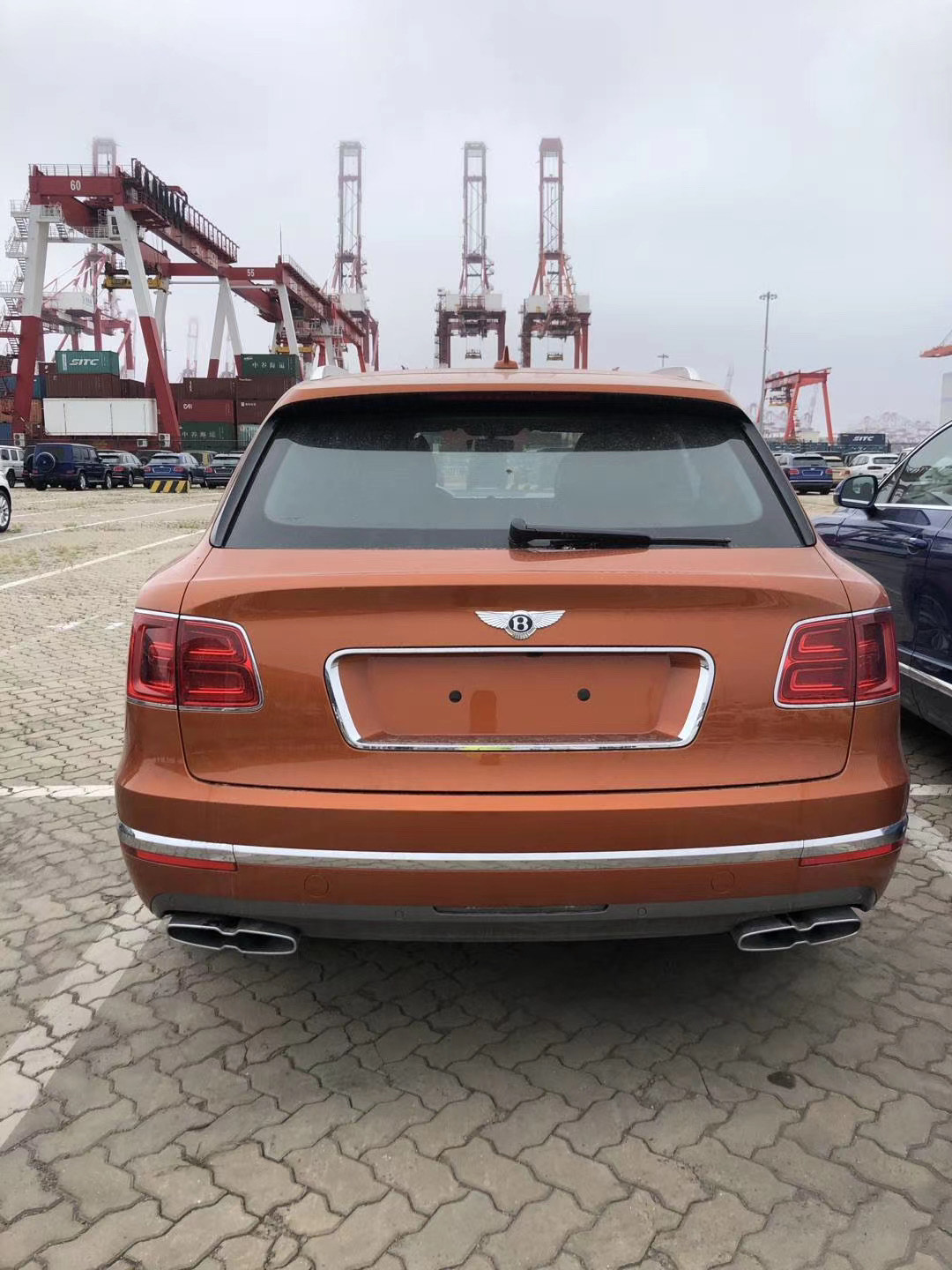 2020款宾利添越v8红色漂不漂亮