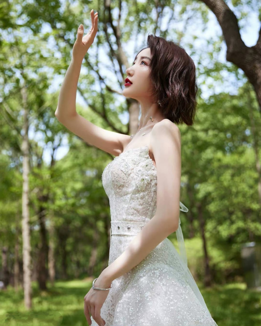 毛晓彤# 一袭白色镶钻抹胸礼裙,肤白貌美的绝美容颜,清新脱俗,婀娜