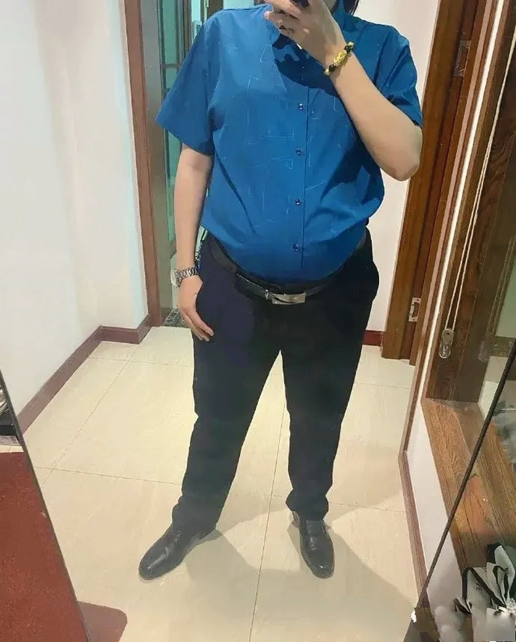 当孕妇穿上中年男装,这衣服没有点啤酒肚还就撑不起来,人靠衣装不是