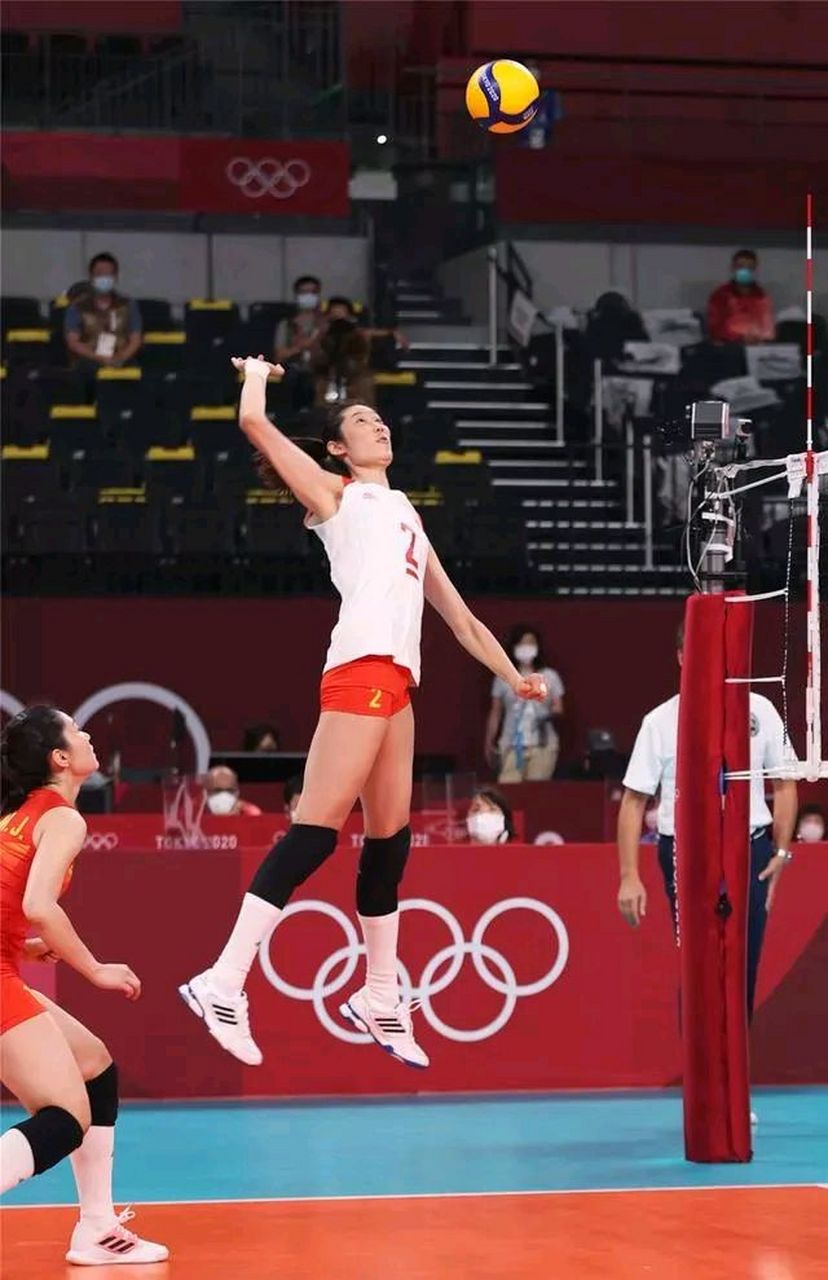 中国女排扣球速度top5排名 1.李盈莹  106.8km/h 2.朱婷  98.5km/h 3.