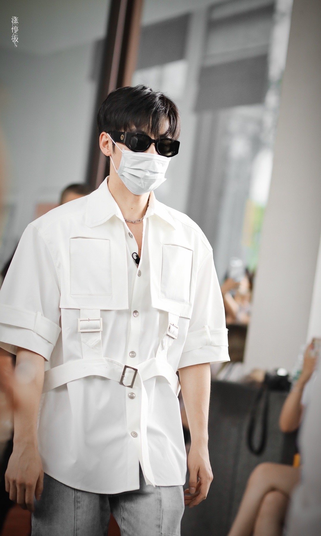 任豪上班图更新,白色工装衬衫搭配蓝色牛仔裤的工装风穿搭
