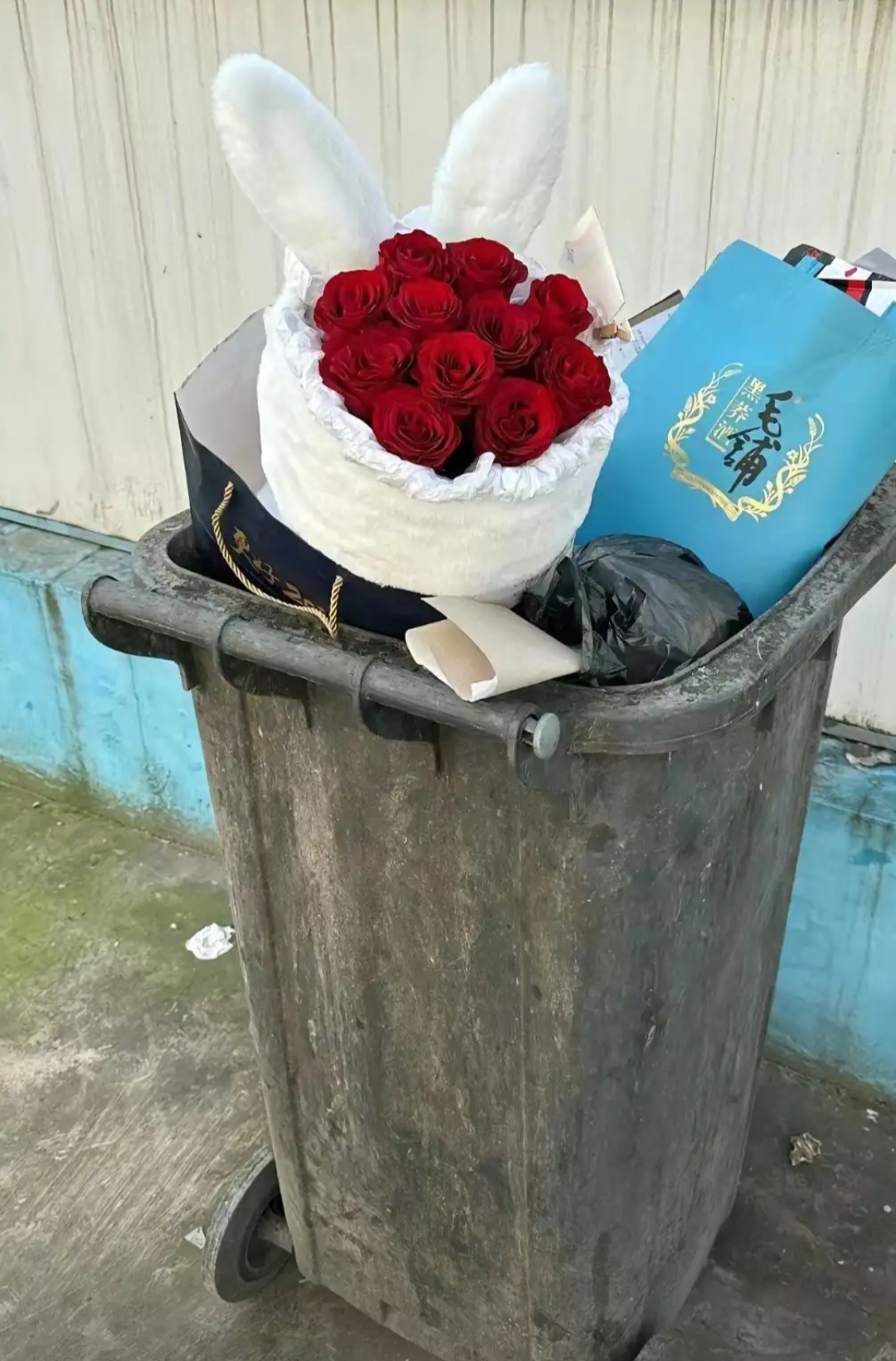 一束鲜花,为什么会丢在垃圾桶里,到底是收到花以后扔的,还是没送人就