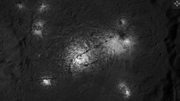 科学家说,矮行星谷神星上的这个陨石坑可能拥有另一座冰火山