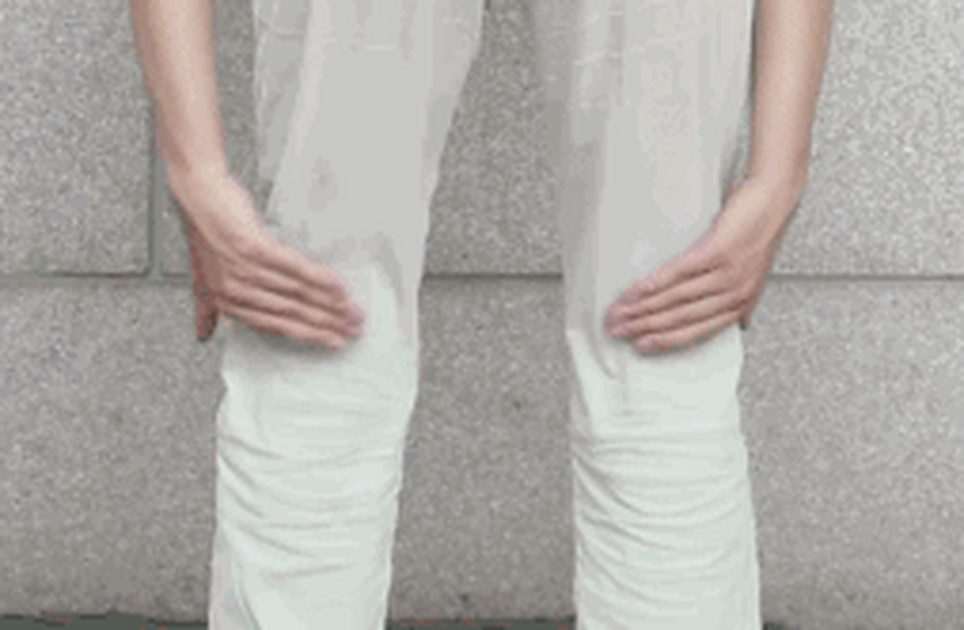 膝窝又称腘窝, 在窝的中心点上, 有一个重要穴位叫委中穴,走的是膀胱