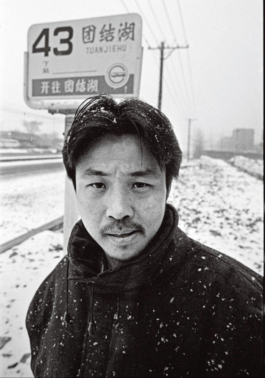 不是…余华你… 余华老师这张照片给我一种:文质彬彬的大作家接到刺杀