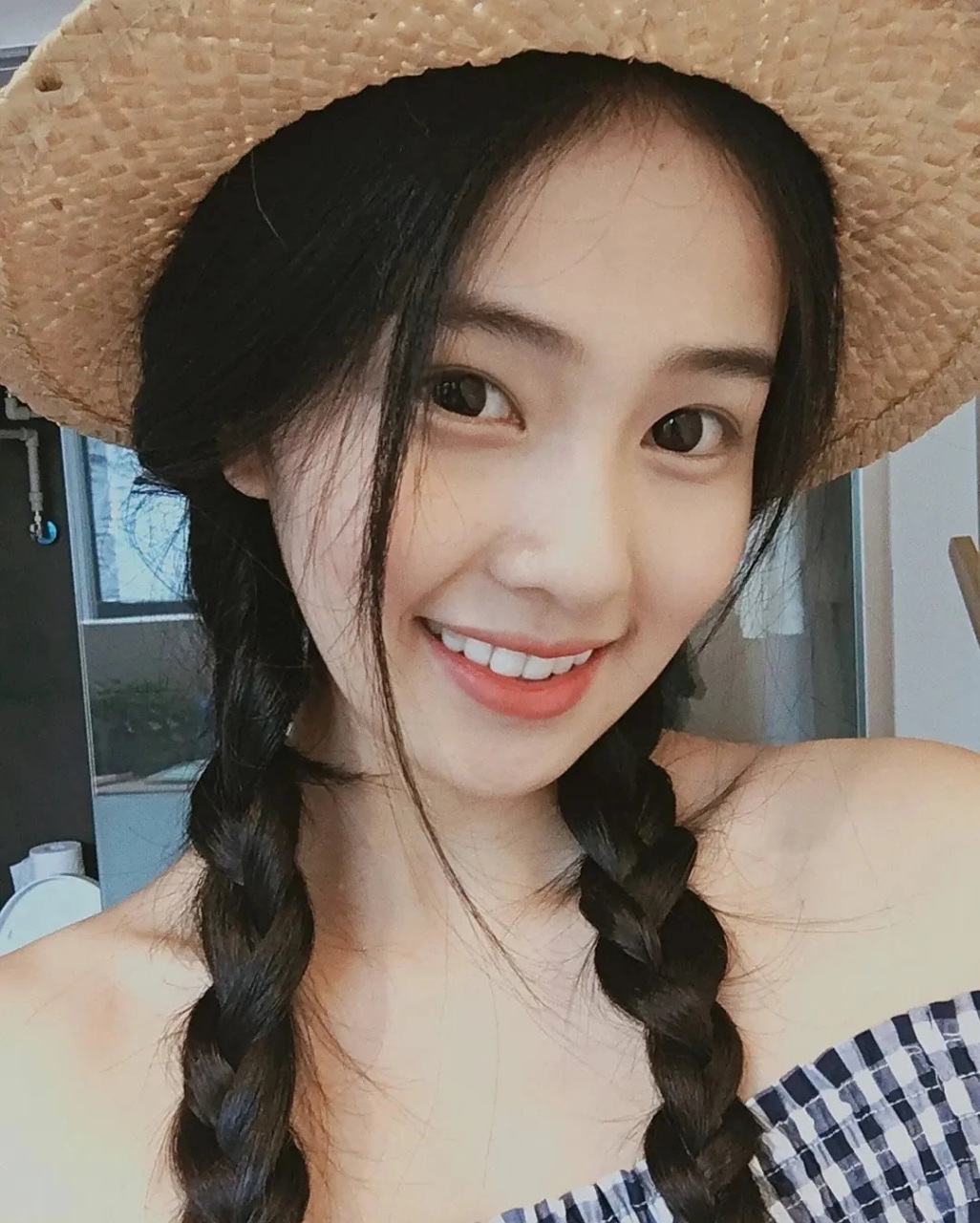 白鹿早期的虎牙特别可爱!后来感觉她的牙一下子就变齐了的!