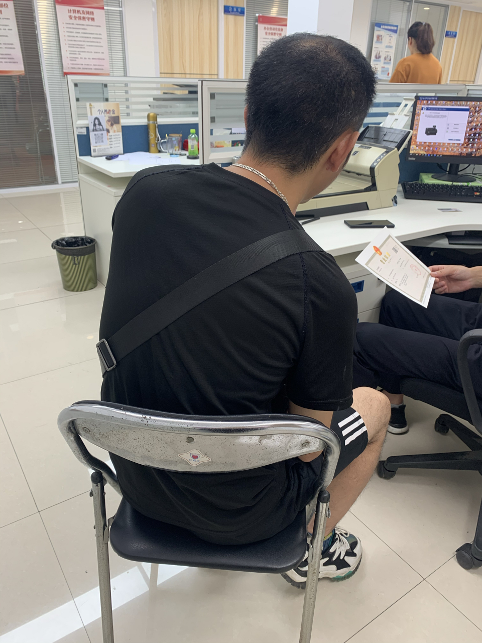 肩膀斜成这样还有救吗?