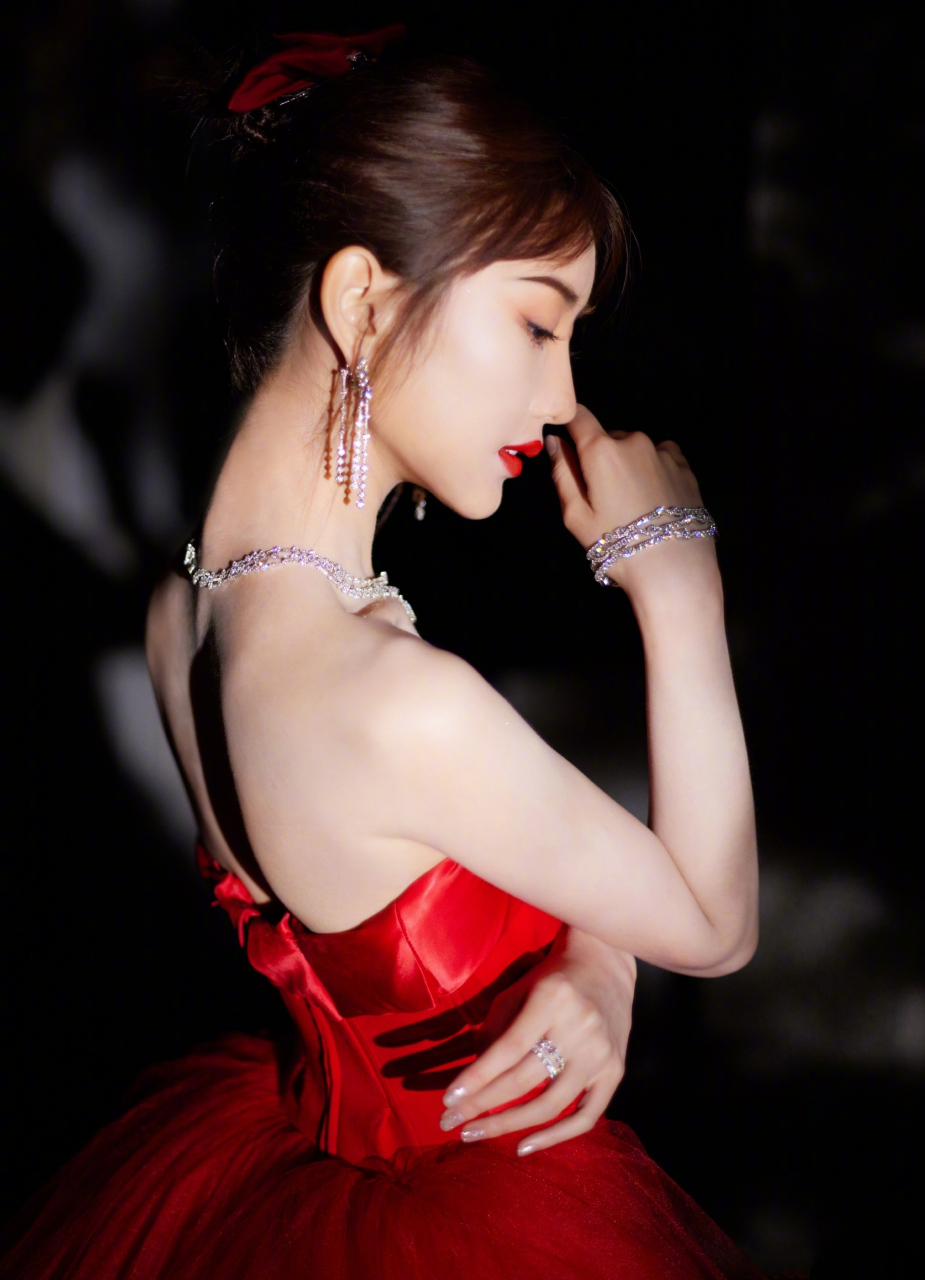 毛晓彤性感薄纱红裙写真!#毛晓彤# #气质美女# #明星# #今日早安问候