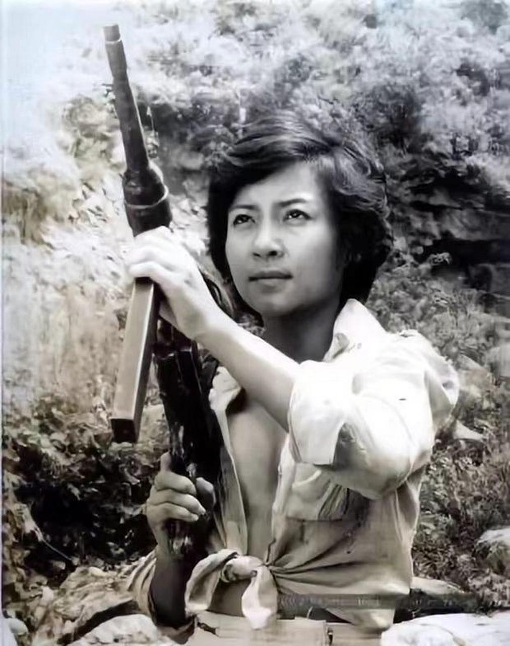 越南战争期间,英姿飒爽的越南女兵,为了能适应当时丛林湿热的环境
