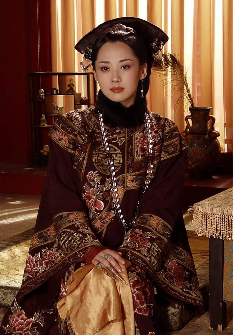 许晴在大清风云里饰演孝庄太后,她美丽温柔,端庄恬静,对多尔衮情深意