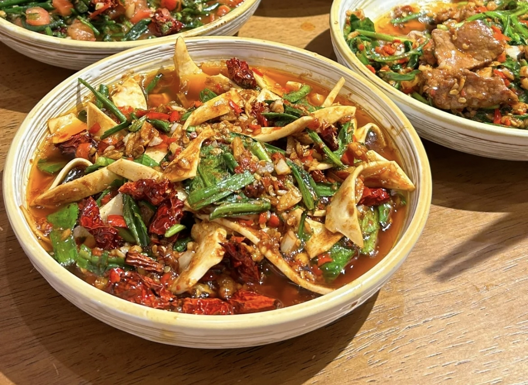 云南味|香辣爽脆的油呛黄喉 油呛系列的菜品,在云南傣味中很具特色.