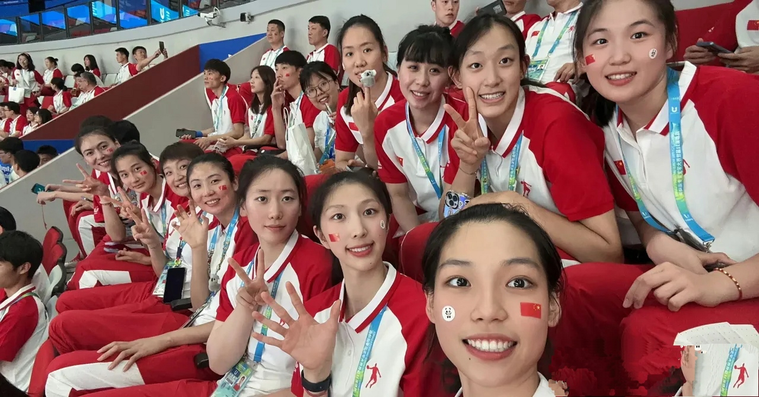 中国女排二队队长庄宇珊晒出的赛后合照,这样一支队伍真的非常让人