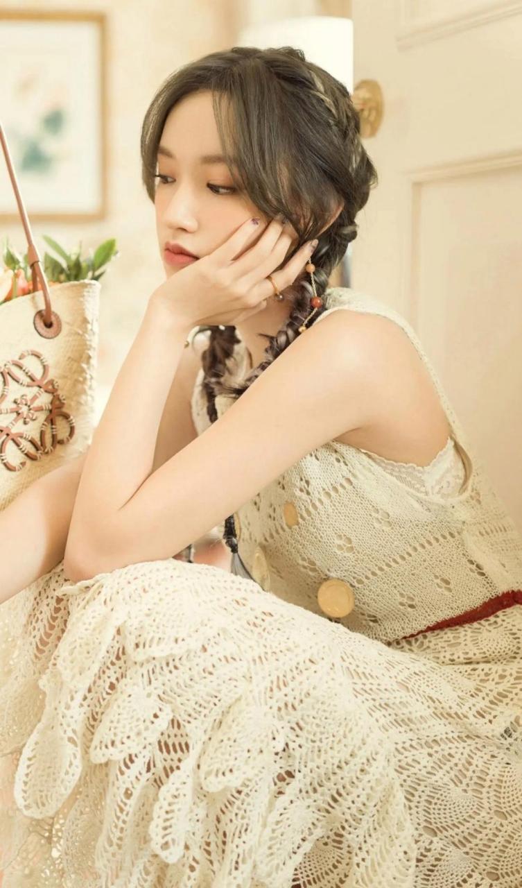 程潇这几张照片太唯美了,蕾丝镂空长裙搭配两个麻花辫,既性感又可爱